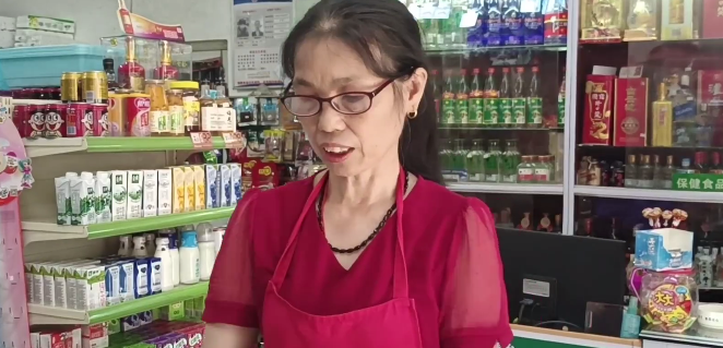 湖南一超市女老板为晚归女孩留灯近10年！网友：是夜空中最亮的星