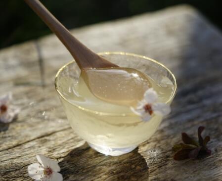 真正槐花蜜价格多少钱一斤（槐花蜜的功效和作用）