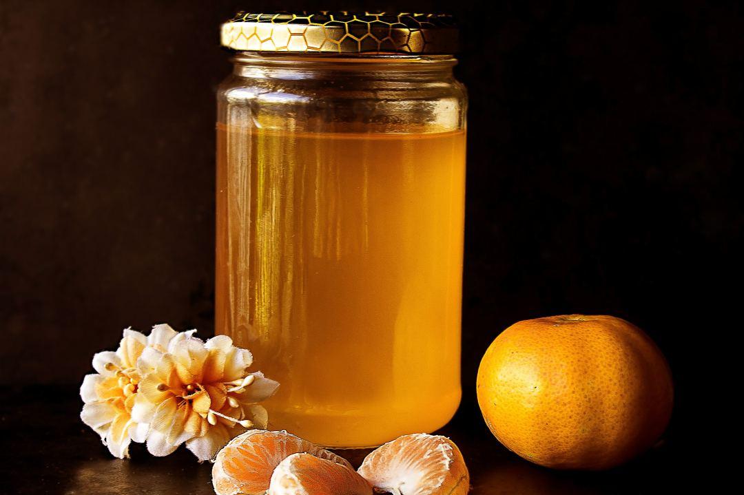 蜂巢蜜里的蜂蜡能吃吗（蜂巢里的蜂蜡怎么吃）