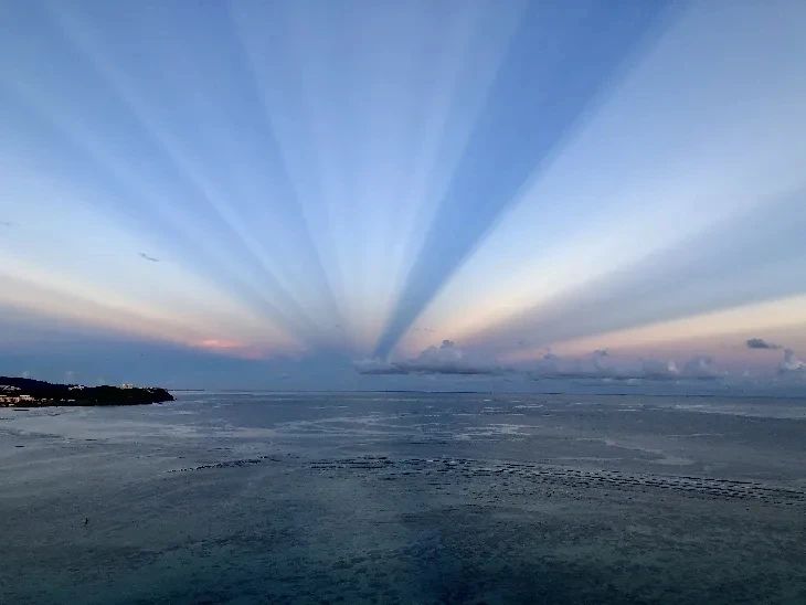 沈阳K11大厦天空突现阶梯光柱，终于找到实景了，它原来真实存在
