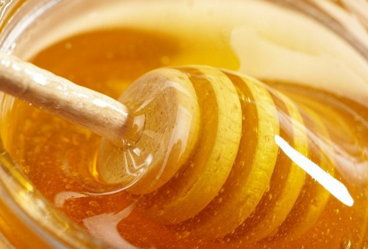 成熟蜂蜜为什么含蜂蜡（蜂蜜里面有蜡是怎么回事？）