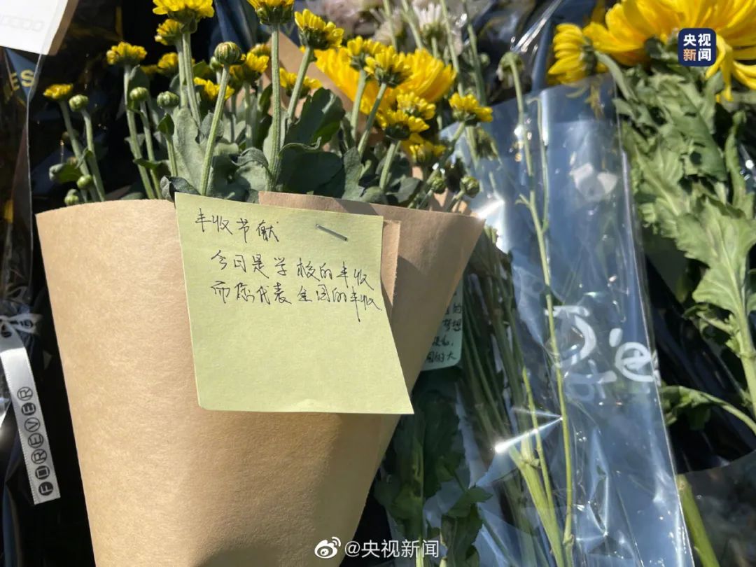 今天，袁隆平雕像前满是鲜花