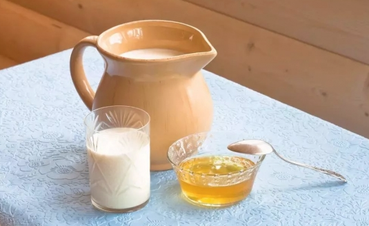 蜂蜜可以加在牛奶里面一起喝吗（牛奶与蜂蜜的功效和作用）