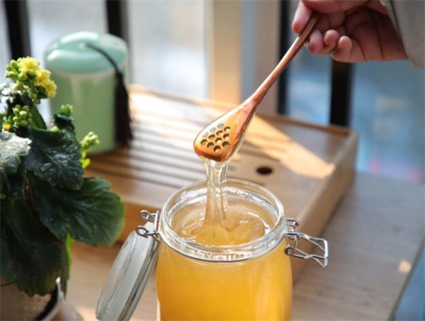 枇杷蜂蜜的做法腌制配方（枇杷泡蜂蜜的制作方法）