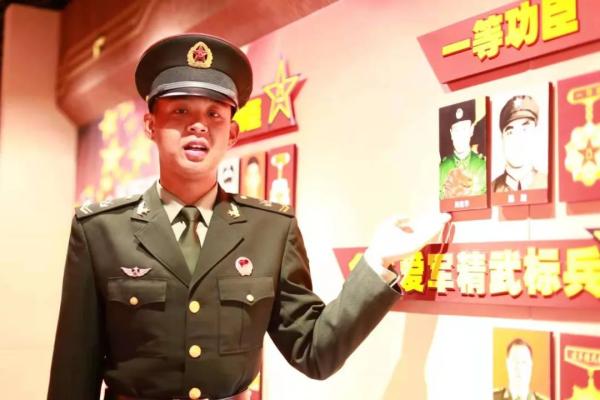 那个突然手握刺刀尖的战士找到了