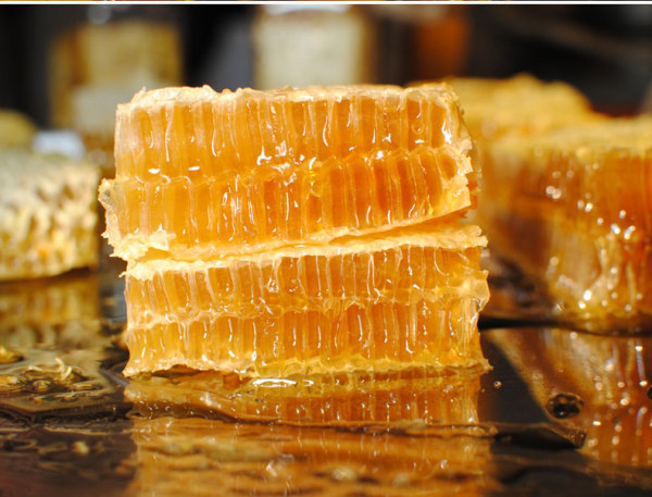 天然蜂巢蜜有假的吗？(教你怎么鉴定蜂巢蜜真假)