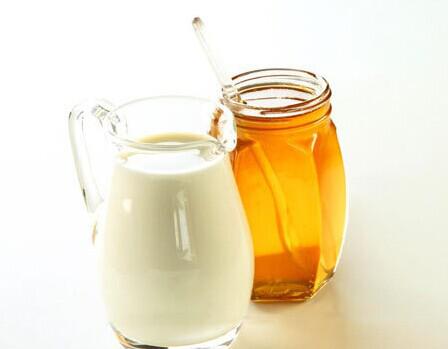 香蕉蜂蜜酸奶一起榨汁喝对身体好吗（香蕉蜂蜜酸奶一起喝会对身体有伤害么）