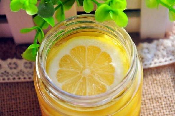柠檬蜂蜜水的正确泡法(教你泡制方法及使用多少度水)