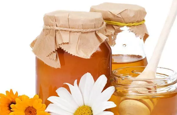 ​椴树蜜和五味子泡一起怎么吃（五味子加蜂蜜可以治疗失眠吗）