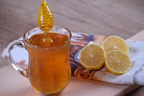 蜂蜜和柠檬一起喝有什么作用（蜂蜜加柠檬的作用和功效）