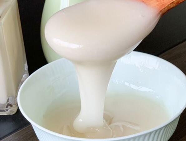 蜂蜜里的白色结晶是什么（蜂蜜白色结晶体的形成和主要成分）