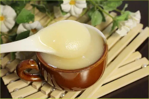 椴树蜂蜜是白色的好还是黄的好（椴树蜂蜜不同颜色的区别）