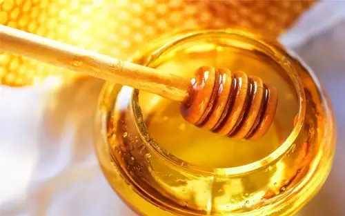 老年人如何吃蜂蜜（老年人吃蜂蜜的好处和方法）