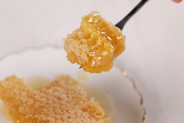 蜂巢蜜融化了怎么办（蜂巢蜜化了是正常吗）