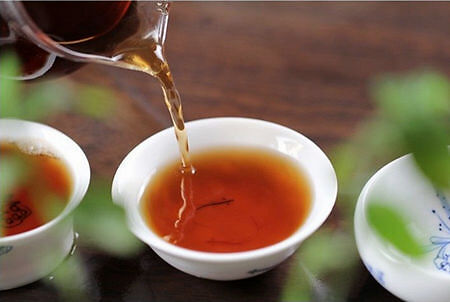 蜂蜜泡茶喝有什么好处和坏处（蜂蜜泡茶的功效）