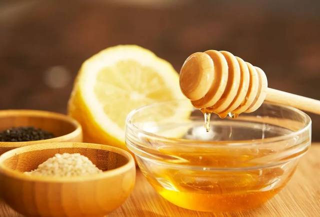 蜂蜜泡茶喝有什么好处和坏处（蜂蜜泡茶的功效）
