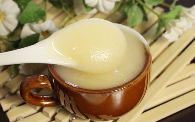 ​东北黑蜂椴树雪蜜是真的还是假的（东北黑蜂雪蜜怎么鉴别真假）