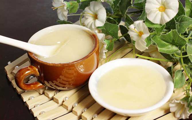 ​东北黑蜂椴树雪蜜是真的还是假的（东北黑蜂雪蜜怎么鉴别真假）