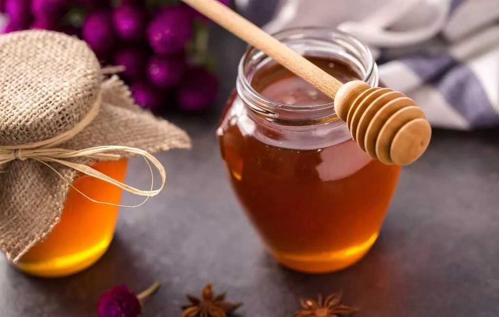 新疆蜂蜜是什么蜜蜂产的（新疆的蜂蜜品种都有哪些）