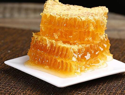 黑蜂蜂蜜的作用与功效及食用方法（黑蜂蜜的营养价值）