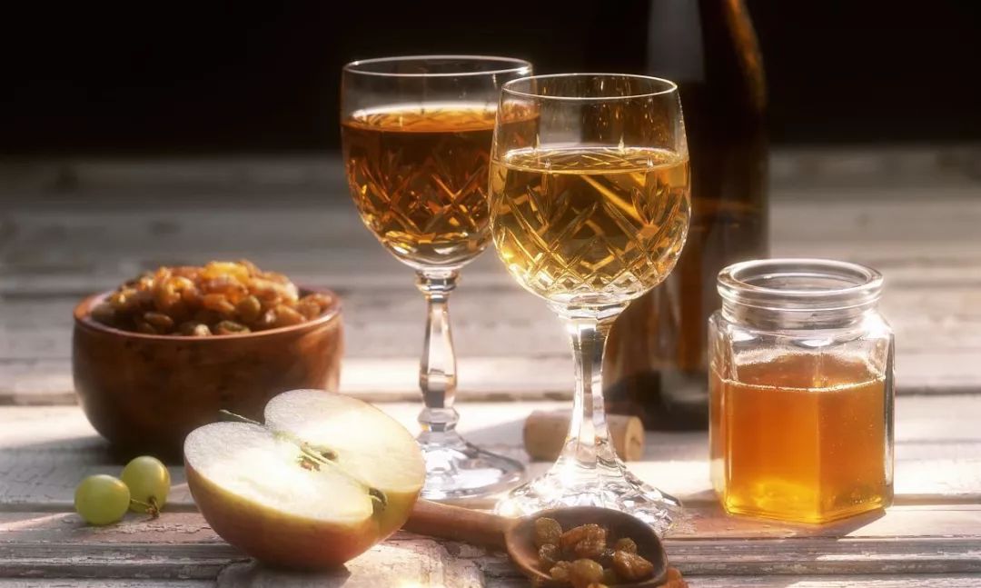 蜂蜜酒的功效与作用及简单做法（蜜蜂酒的功效和作用是什么）