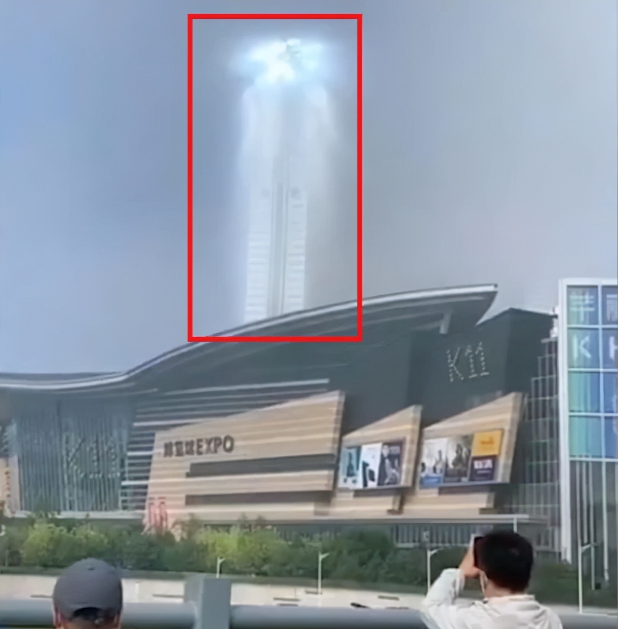 沈阳天空出现巨型光柱，犹如“天梯”，难道真的有外星人
