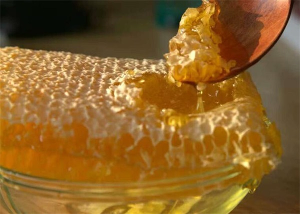 蜂巢蜜怎么吃最好（蜂巢蜜如何食用方法）