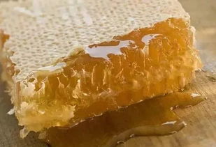 蜂巢蜜和蜂蜜有啥不同（蜂巢蜜和蜂蜜的区别）