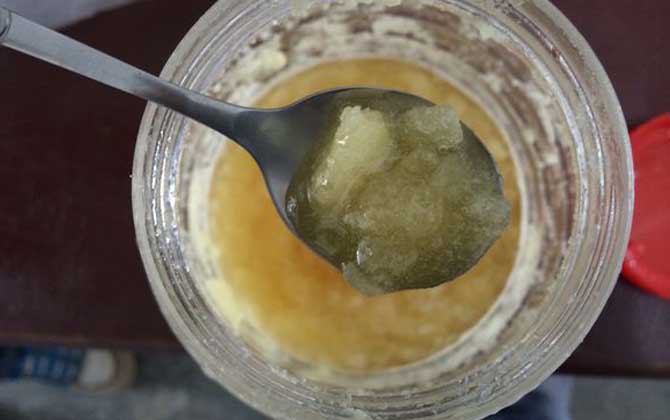 掺了白糖的蜂蜜结晶图及状态（加了糖的蜂蜜结晶后是啥样的）