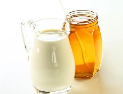 牛奶加蜂蜜的功效与作用（牛奶加蜂蜜好吗）