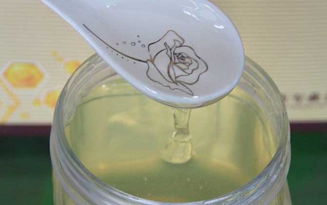 洋槐花蜜性寒还是性温（洋槐花蜜是寒性的还温性）