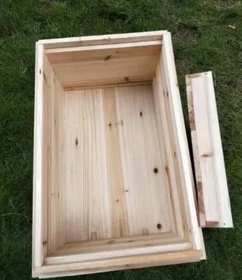 蜂箱外面有一团蜂是怎么回事（蜜蜂在蜂箱外面抱成一团是什么原因）