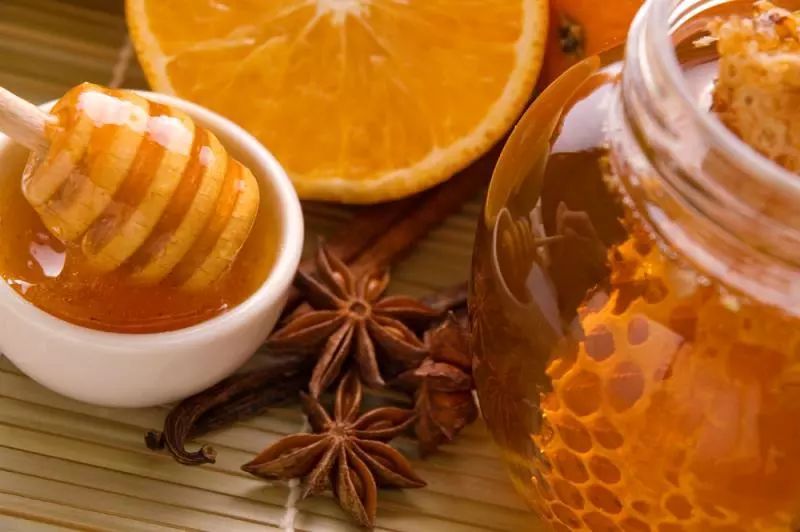 天然蜂蜜的成分有哪些（天然蜂蜜的功效与作用及食用方法）